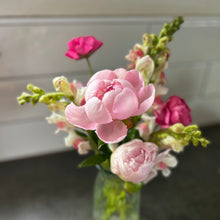 Load image into Gallery viewer, Petite Arrangement