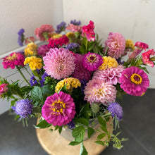 Load image into Gallery viewer, 9 Week Summer Bouquet Farmer&#39;s Market and Farm Stand Subscription
